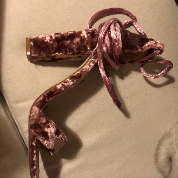 Pink heeled with ties - Picture 3 of 3